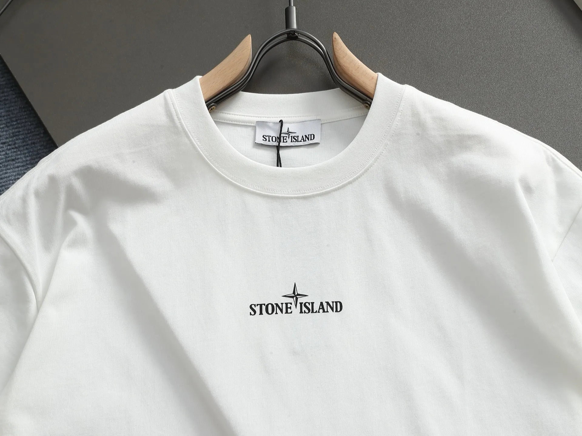 🅿️170 Stone Island 2025FW new autumn and winter geometric print short-sleeved bottoming T-shirt. Pure background color with the brand's iconic compass logo + geometric line printing on the back, which is very cool and recognizable. The basic round neck version is suitable for various body shapes, the fabric is soft and breathable, and multiple colors are available. Suitable for daily outings and casual wear, easy to wear on the street. Color: gray white Size: XSSML